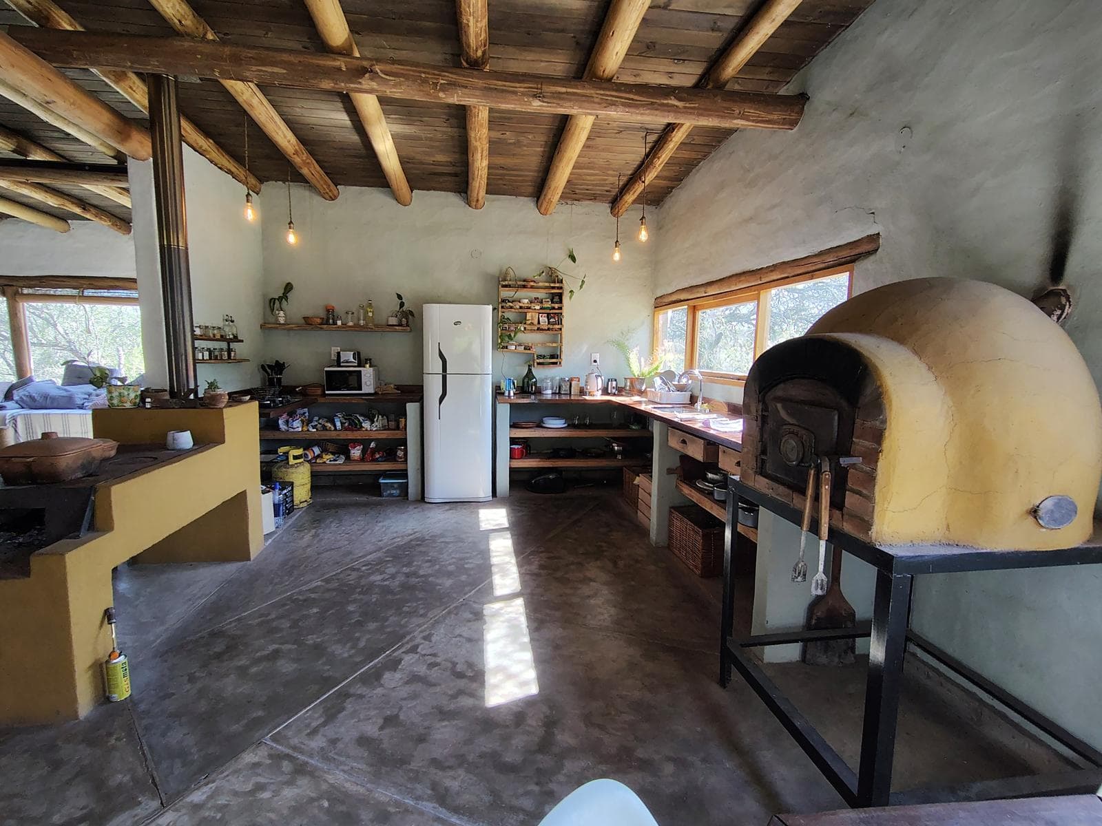 Adobe house in a natural setting, with a spacious porch overlooking the park | Camino al Dique | Villa de Las Rosas