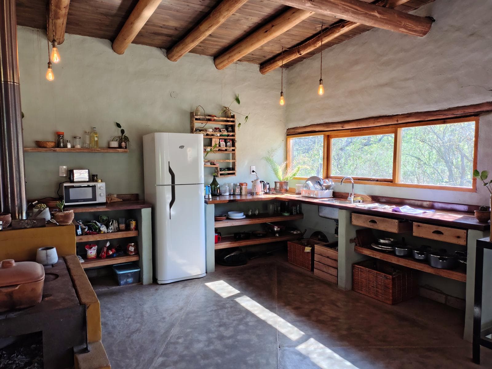 Adobe house in a natural setting, with a spacious porch overlooking the park | Camino al Dique | Villa de Las Rosas