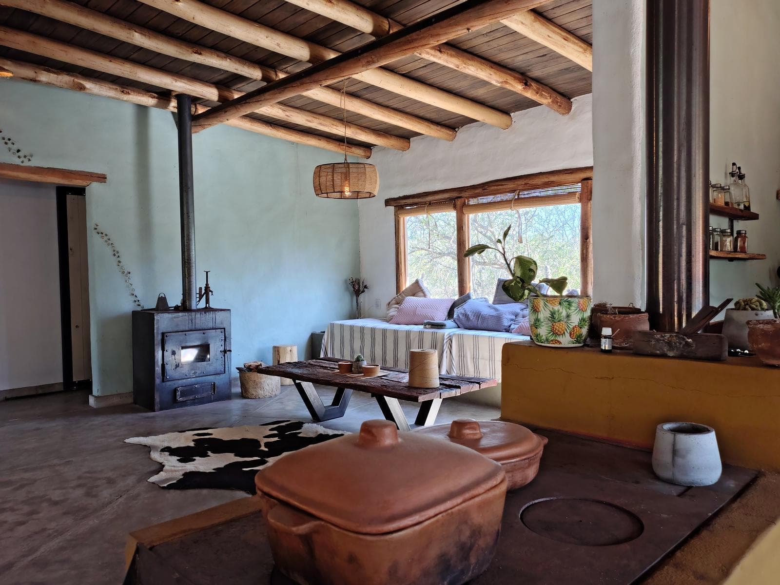 Adobe house in a natural setting, with a spacious porch overlooking the park | Camino al Dique | Villa de Las Rosas