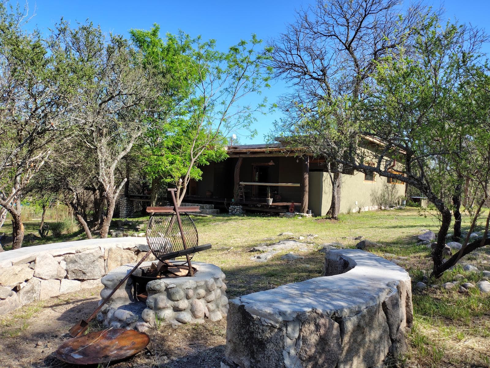 Adobe house in a natural setting, with a spacious porch overlooking the park | Camino al Dique | Villa de Las Rosas