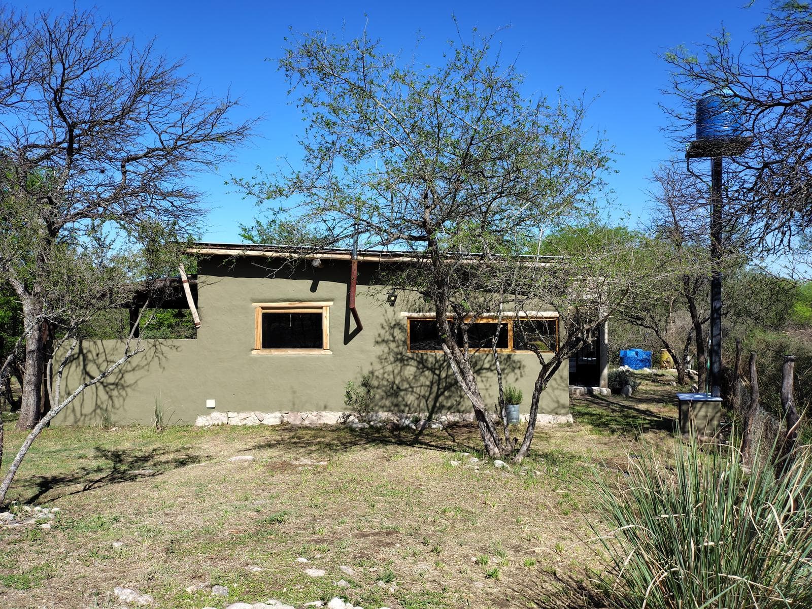 Adobe house in a natural setting, with a spacious porch overlooking the park | Camino al Dique | Villa de Las Rosas