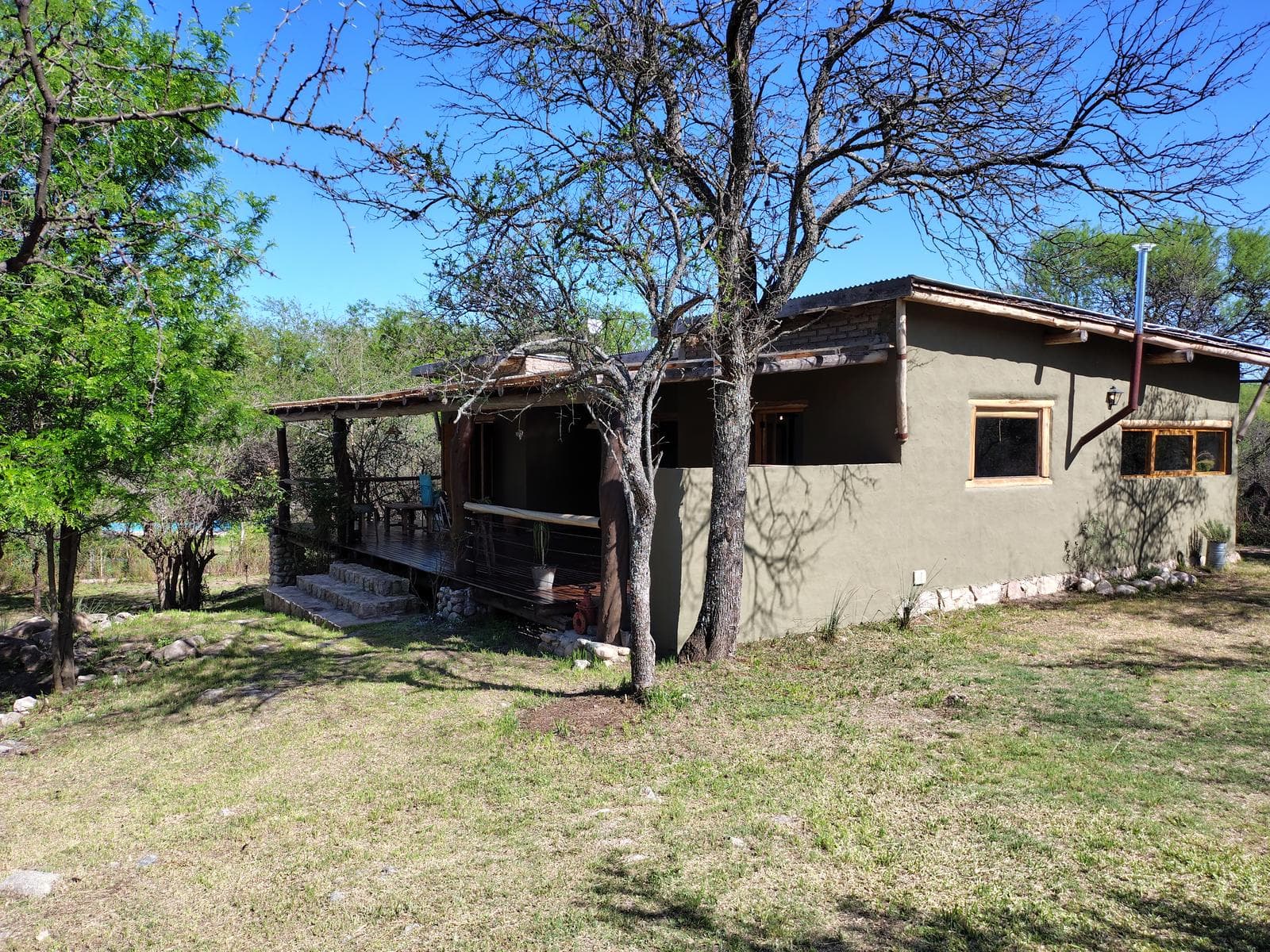 Adobe house in a natural setting, with a spacious porch overlooking the park | Camino al Dique | Villa de Las Rosas