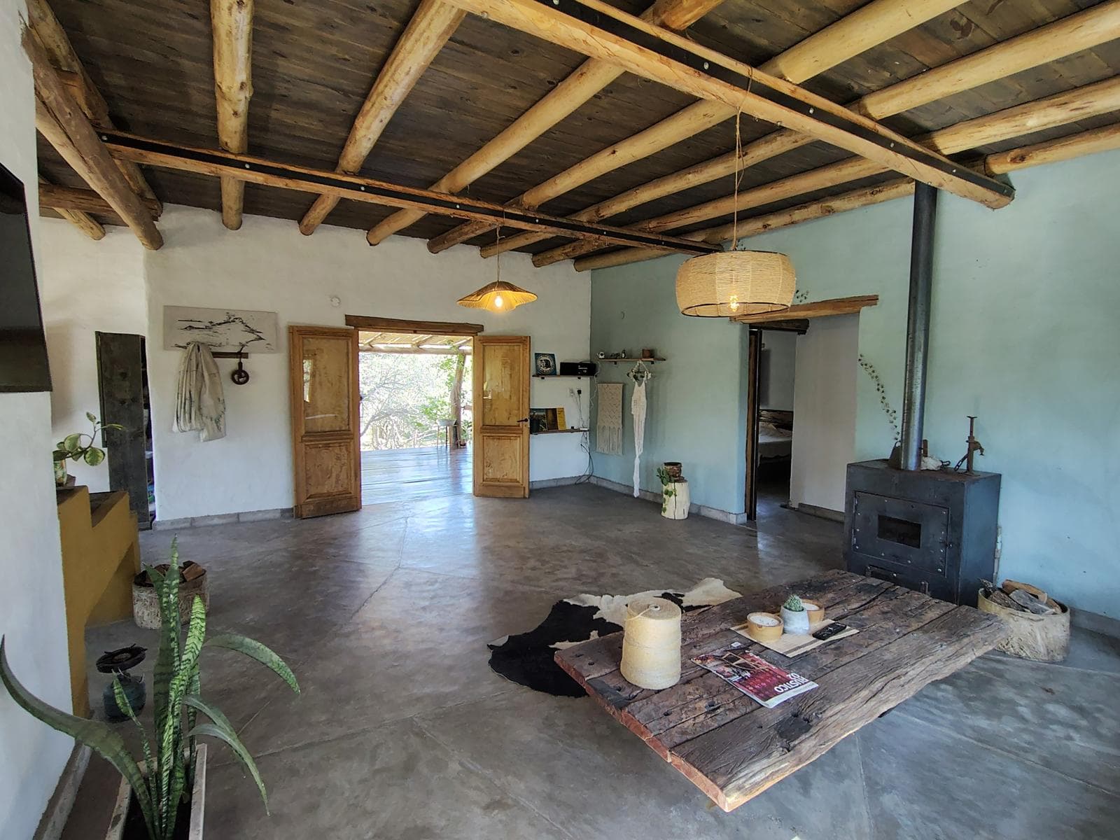 Adobe house in a natural setting, with a spacious porch overlooking the park | Camino al Dique | Villa de Las Rosas