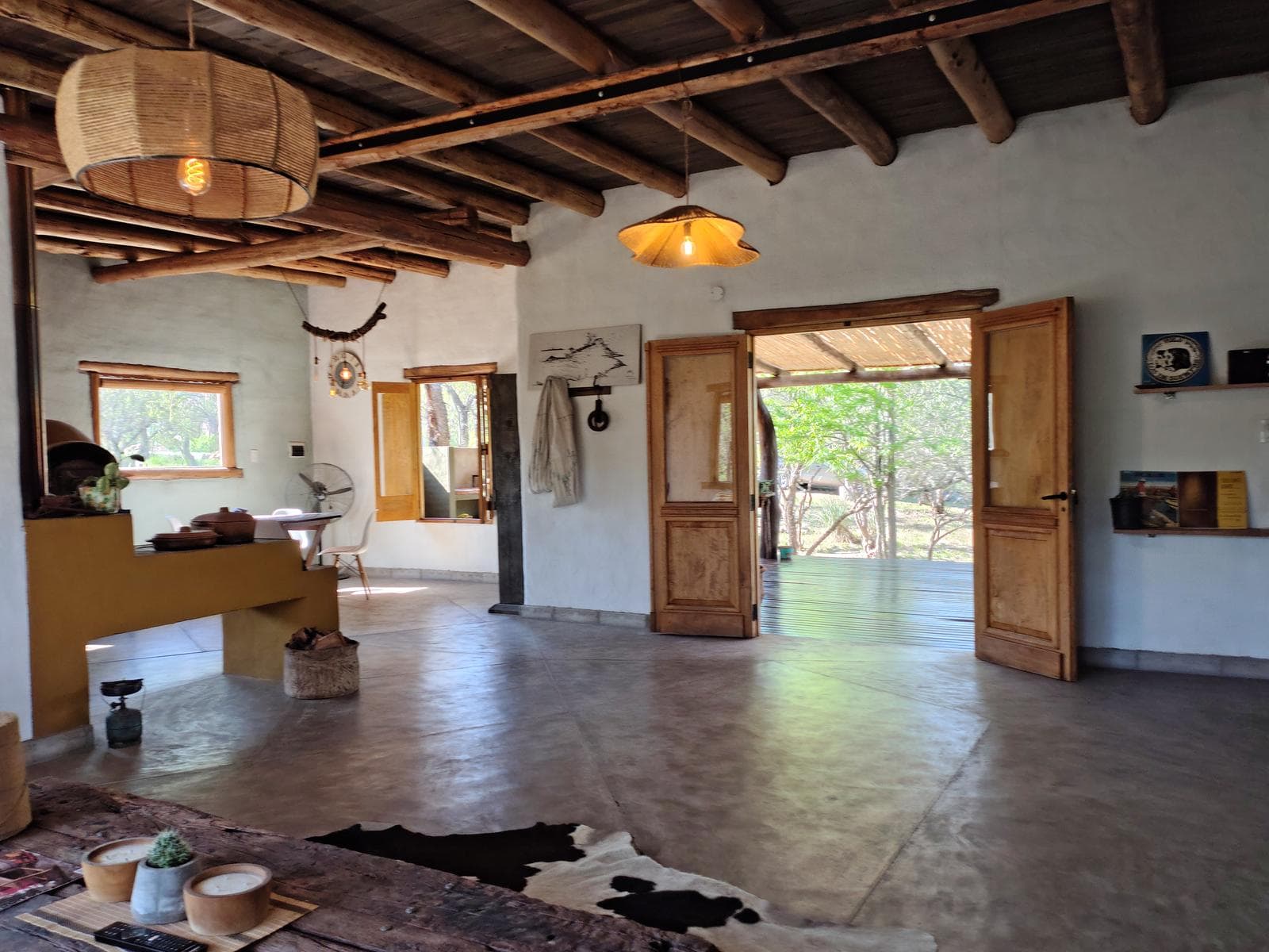 Adobe house in a natural setting, with a spacious porch overlooking the park | Camino al Dique | Villa de Las Rosas