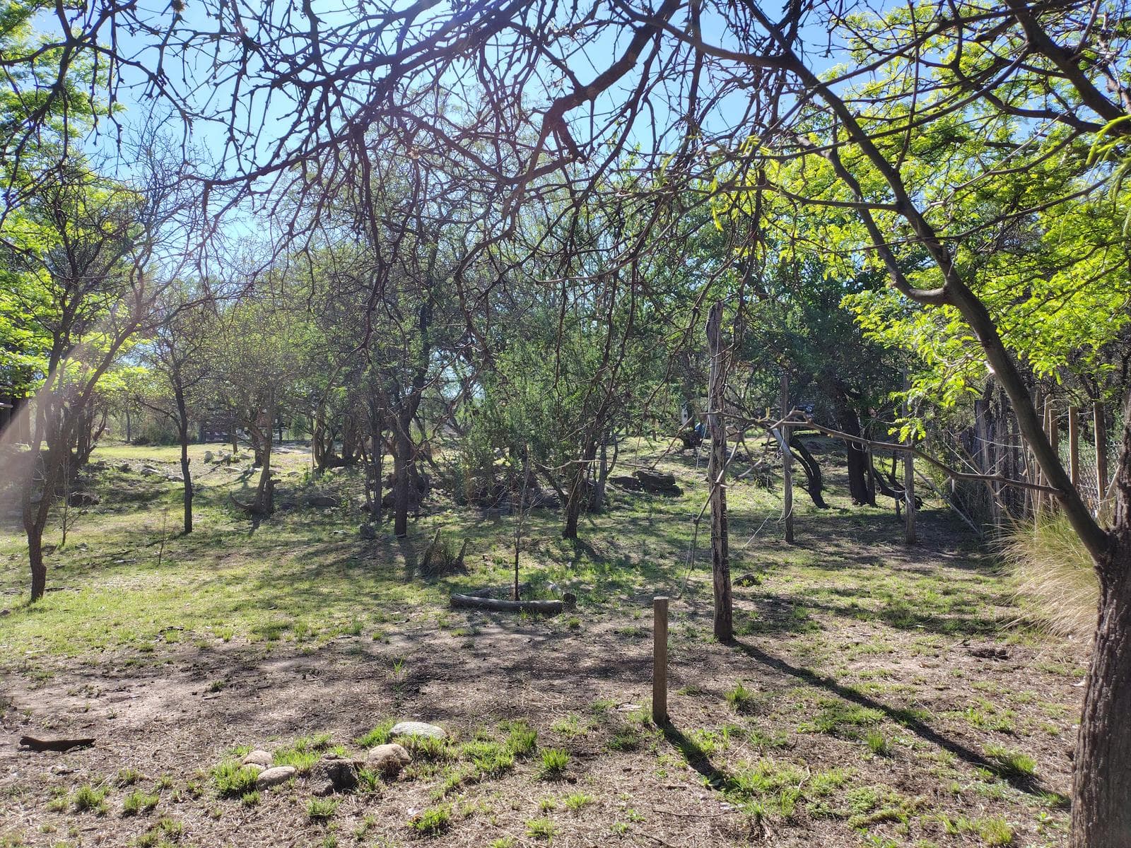Adobe house in a natural setting, with a spacious porch overlooking the park | Camino al Dique | Villa de Las Rosas