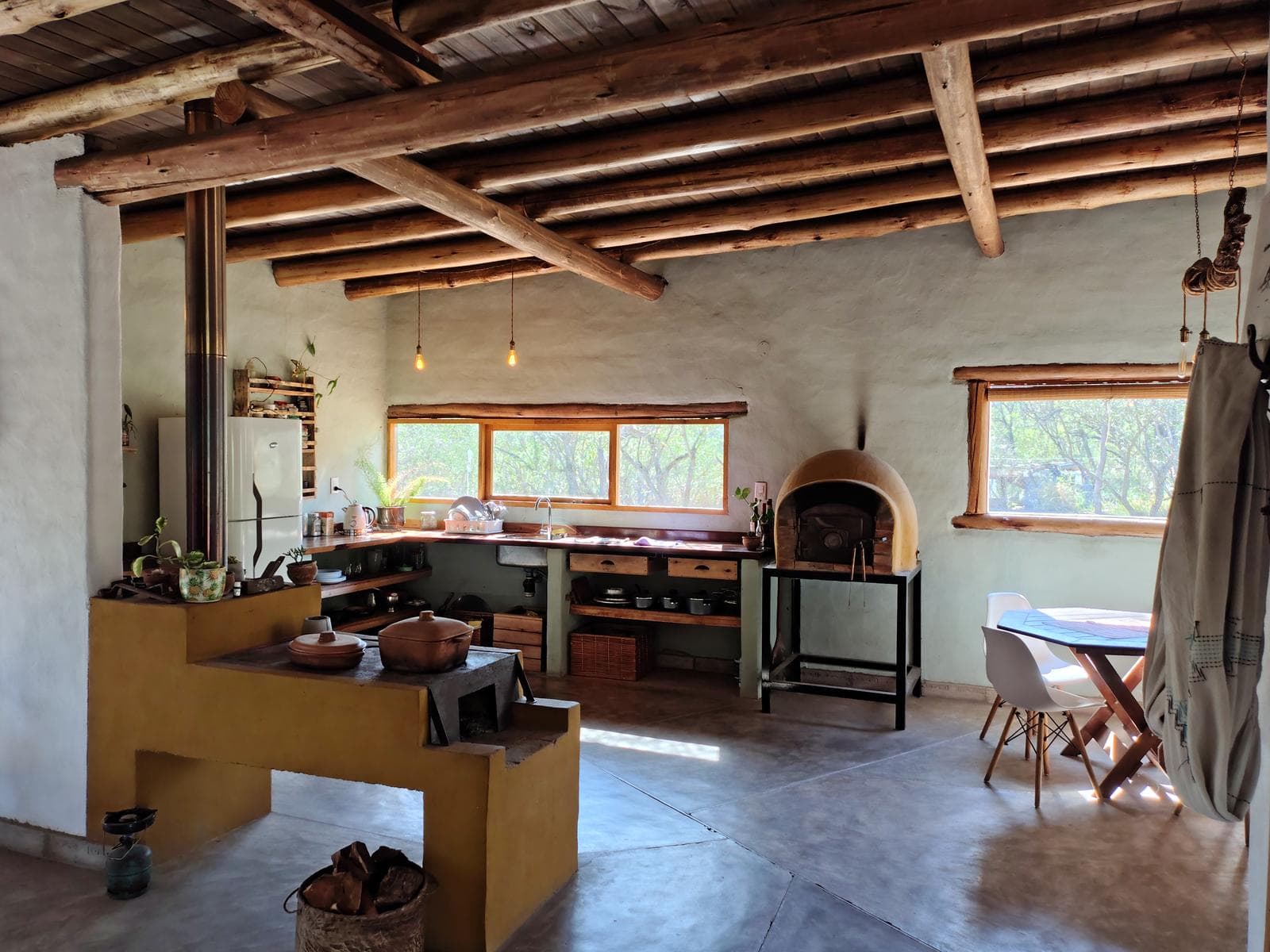 Adobe house in a natural setting, with a spacious porch overlooking the park | Camino al Dique | Villa de Las Rosas