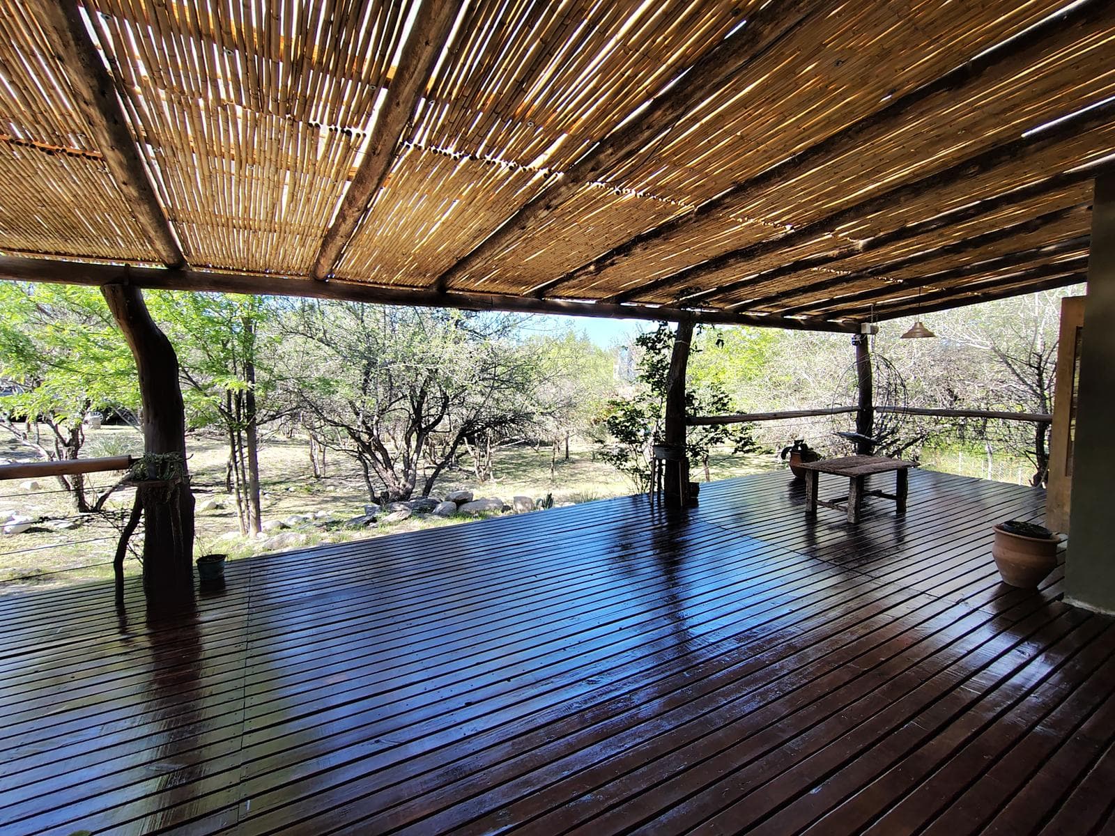 Adobe house in a natural setting, with a spacious porch overlooking the park | Camino al Dique | Villa de Las Rosas
