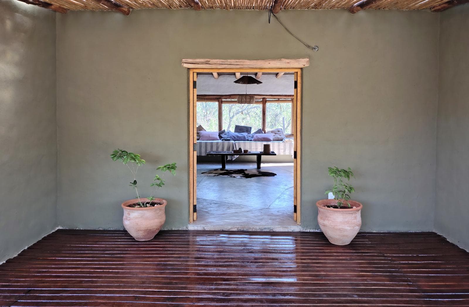 Adobe house in a natural setting, with a spacious porch overlooking the park | Camino al Dique | Villa de Las Rosas
