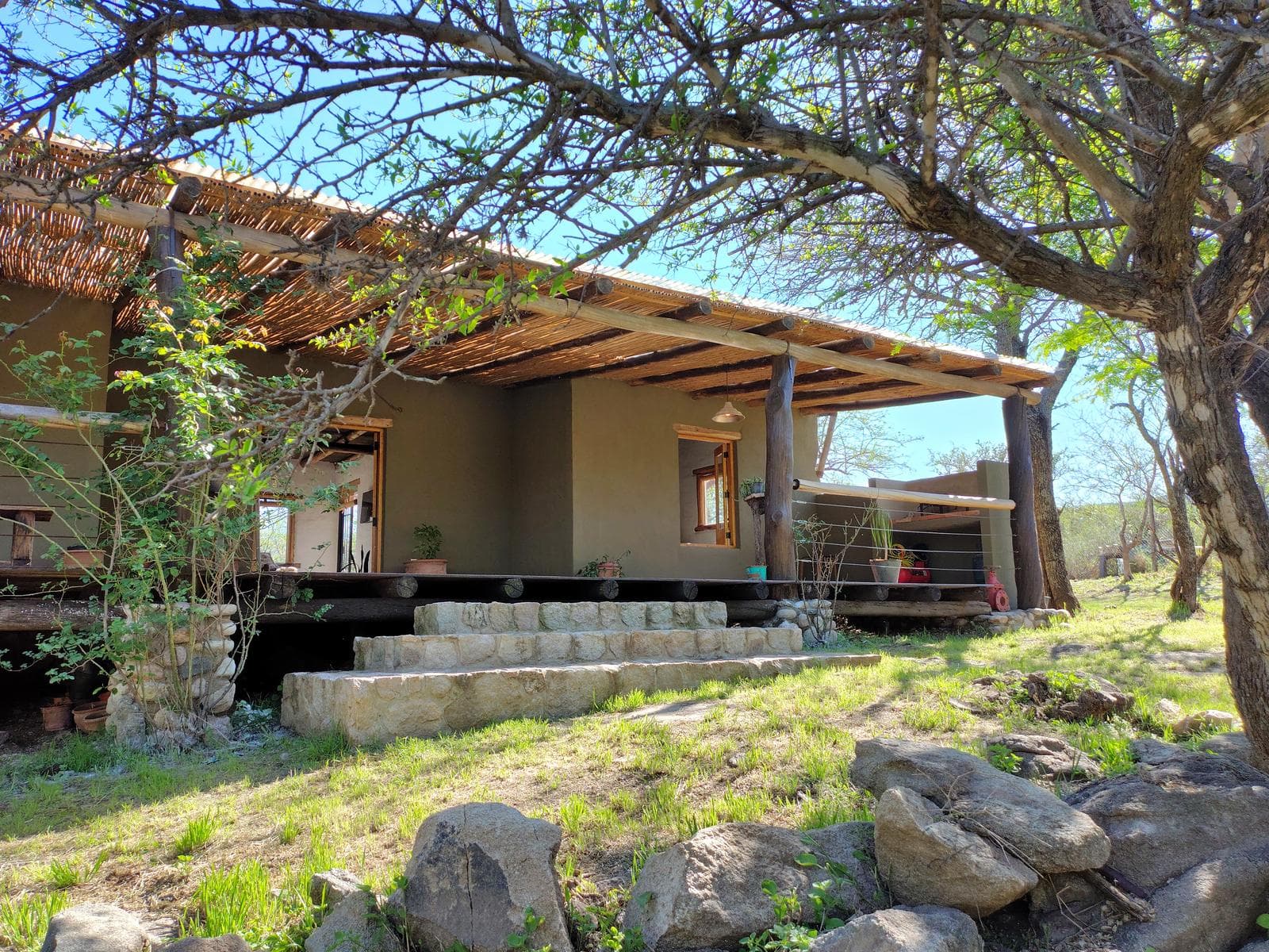 Adobe house in a natural setting, with a spacious porch overlooking the park | Camino al Dique | Villa de Las Rosas