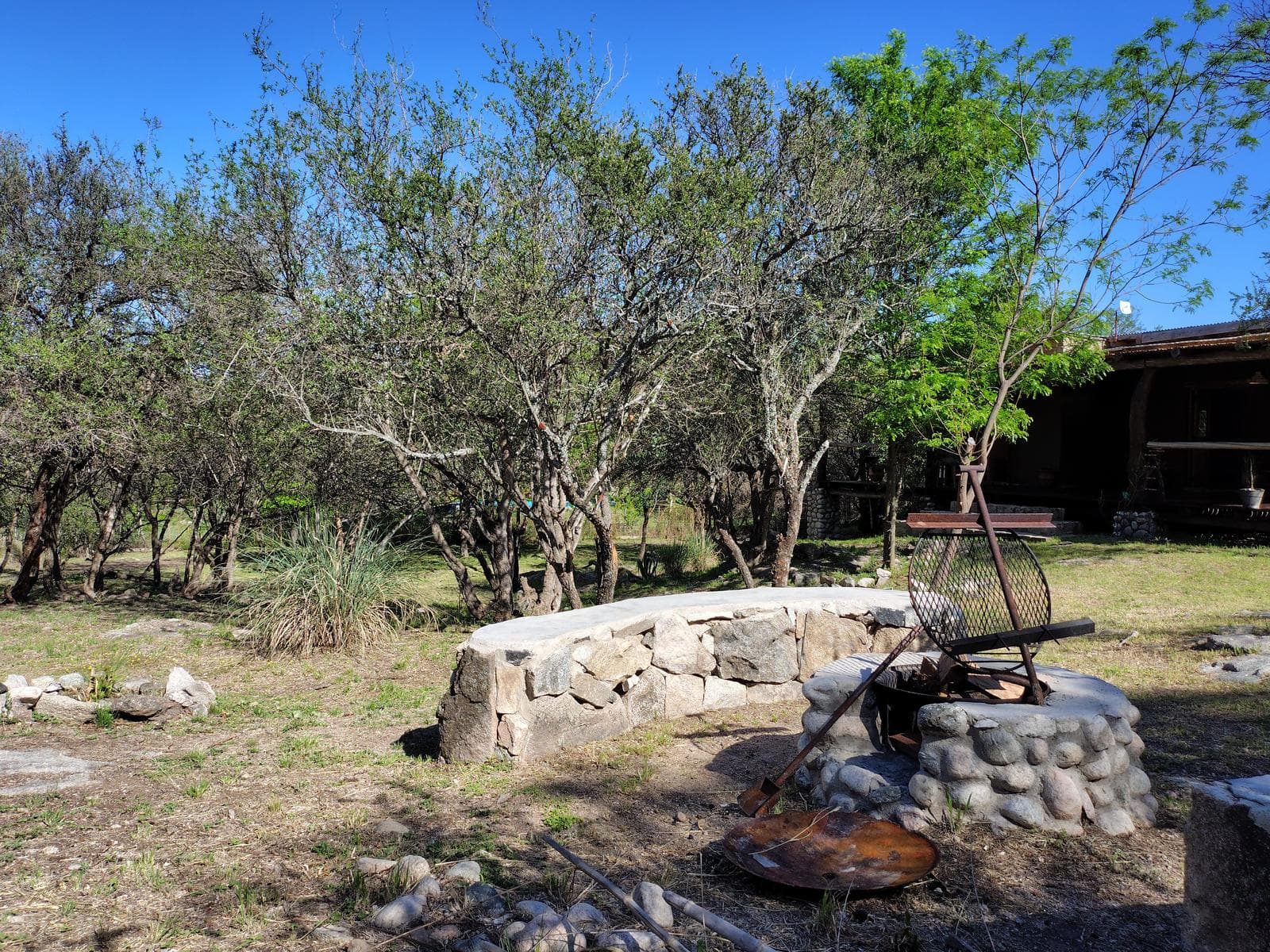 Adobe house in a natural setting, with a spacious porch overlooking the park | Camino al Dique | Villa de Las Rosas