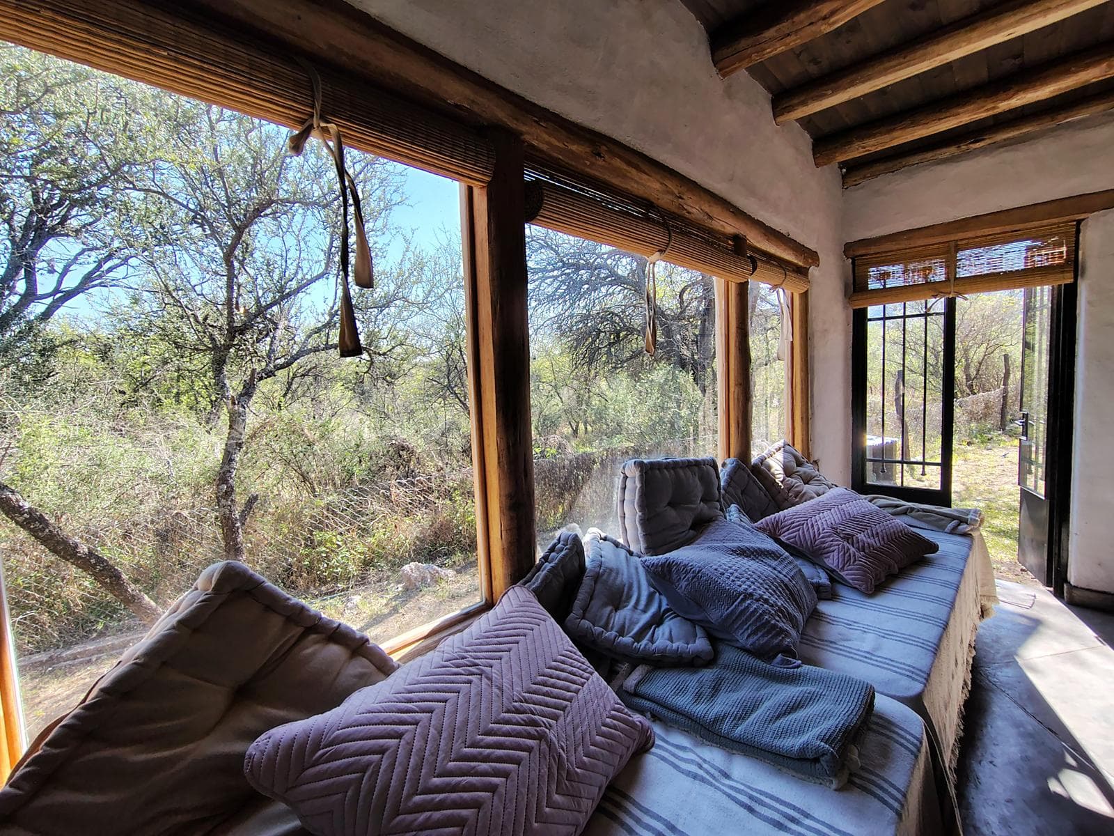 Adobe house in a natural setting, with a spacious porch overlooking the park | Camino al Dique | Villa de Las Rosas