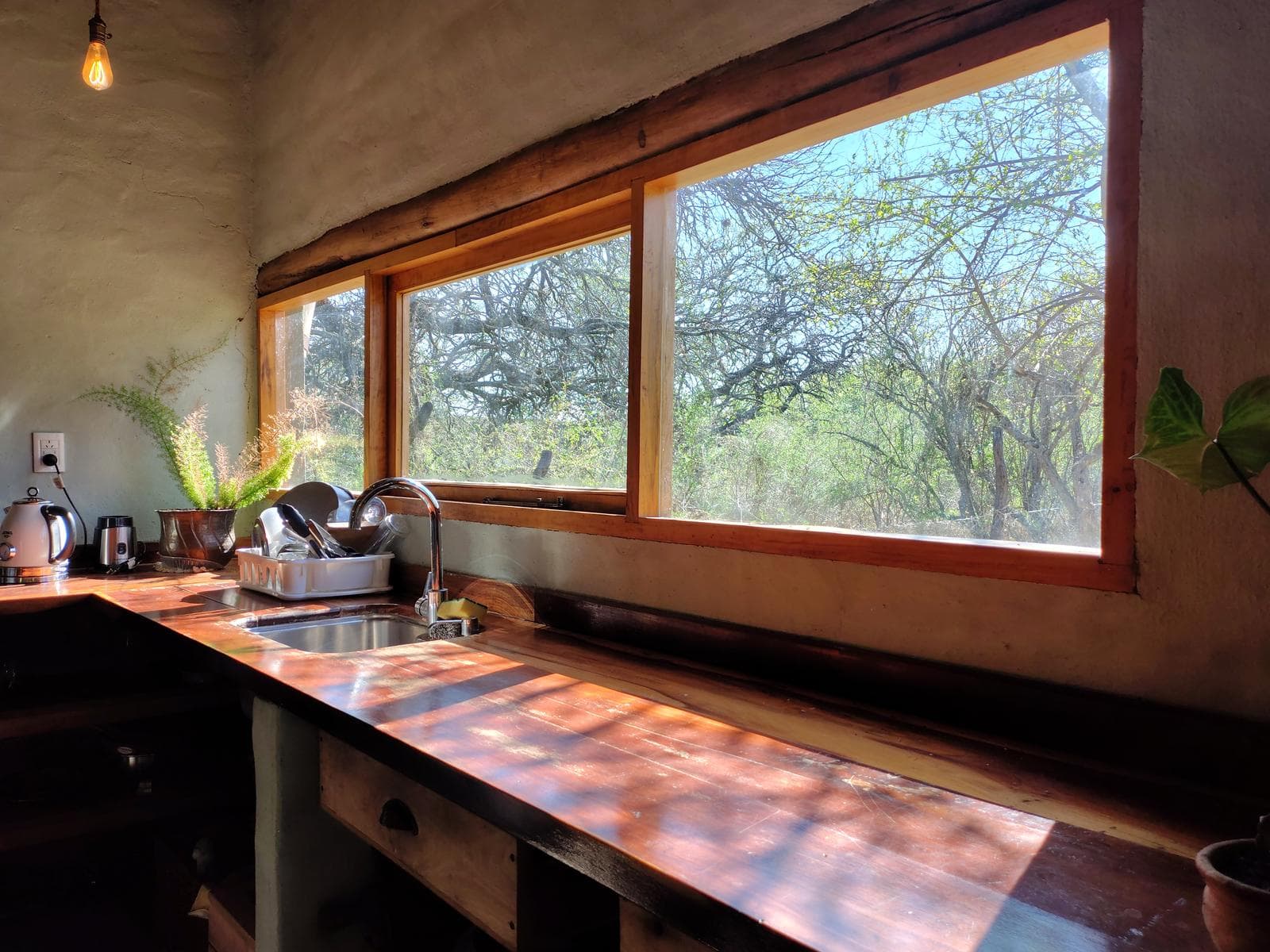 Adobe house in a natural setting, with a spacious porch overlooking the park | Camino al Dique | Villa de Las Rosas