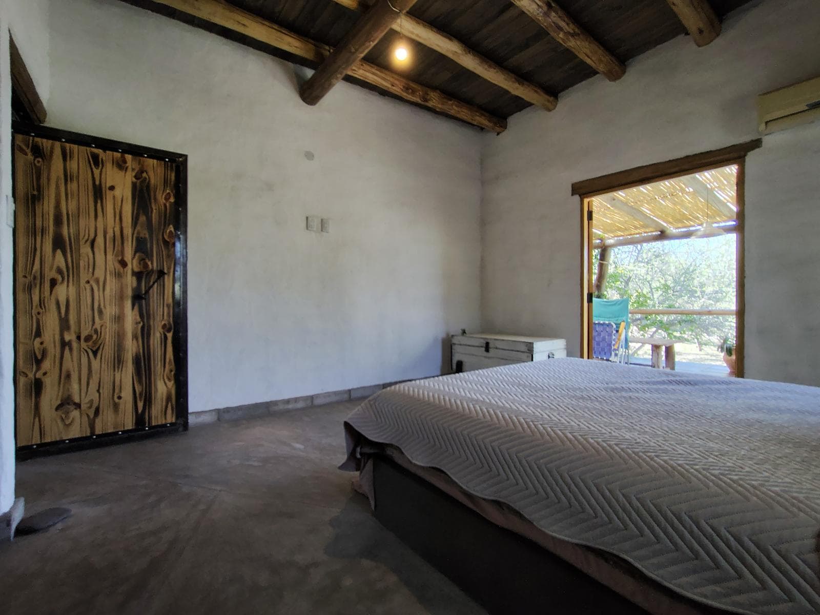 Adobe house in a natural setting, with a spacious porch overlooking the park | Camino al Dique | Villa de Las Rosas