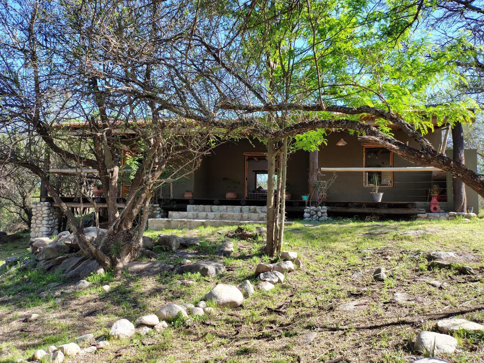 Adobe house in a natural setting, with a spacious porch overlooking the park | Camino al Dique | Villa de Las Rosas