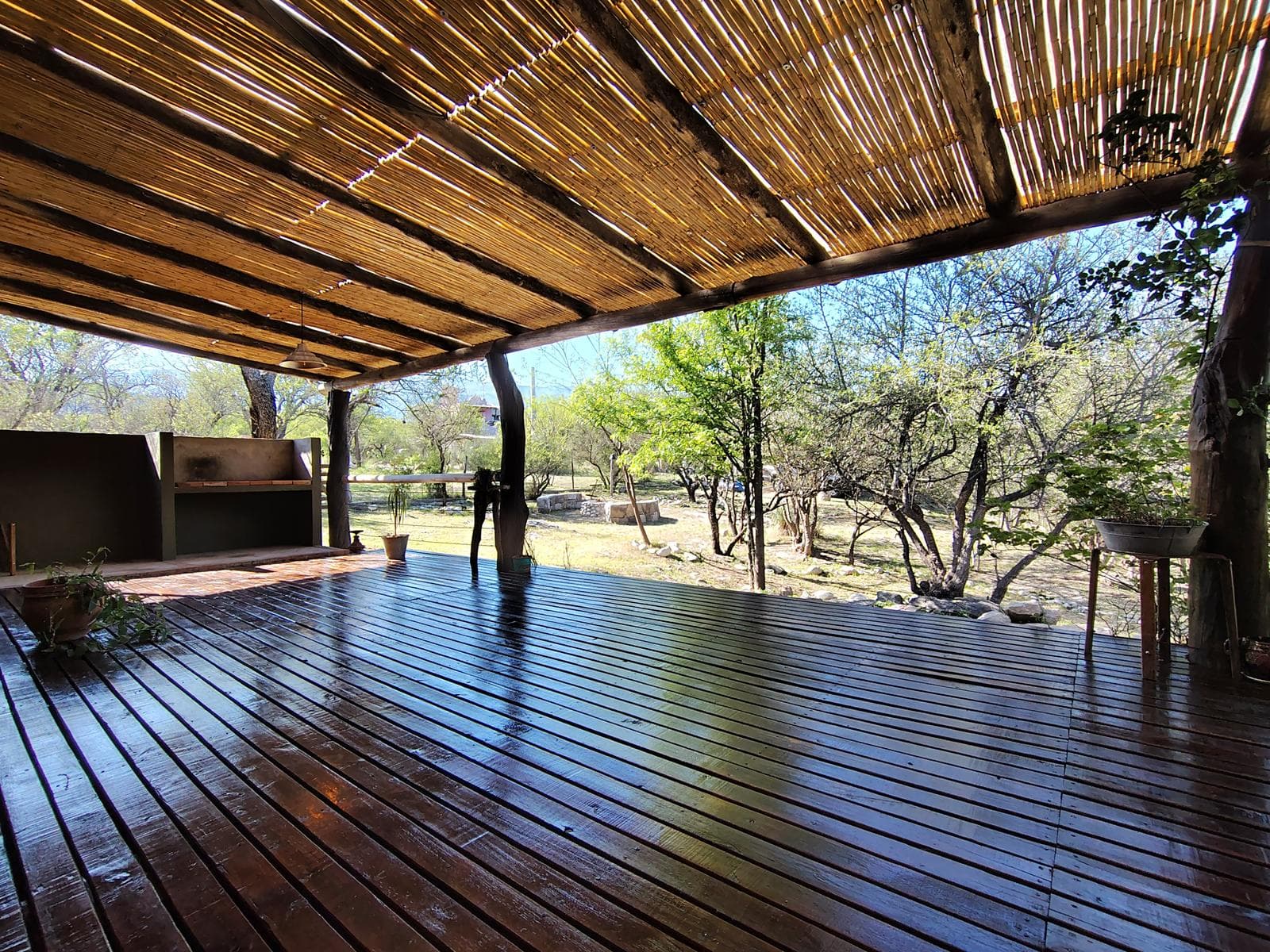 Adobe house in a natural setting, with a spacious porch overlooking the park | Camino al Dique | Villa de Las Rosas