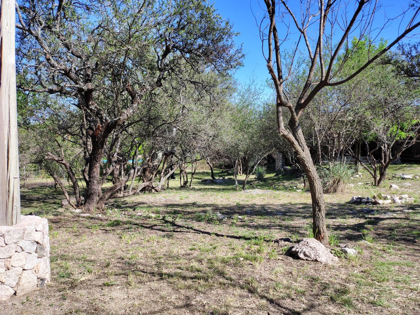 Adobe house in a natural setting, with a spacious porch overlooking the park | Camino al Dique | Villa de Las Rosas