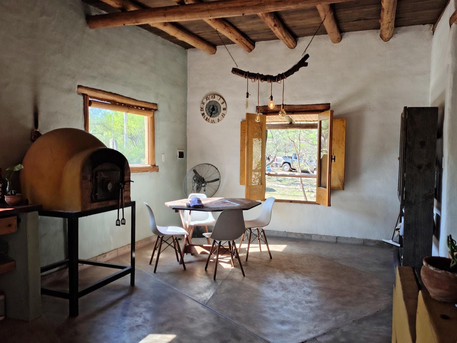 Adobe house in a natural setting, with a spacious porch overlooking the park | Camino al Dique | Villa de Las Rosas