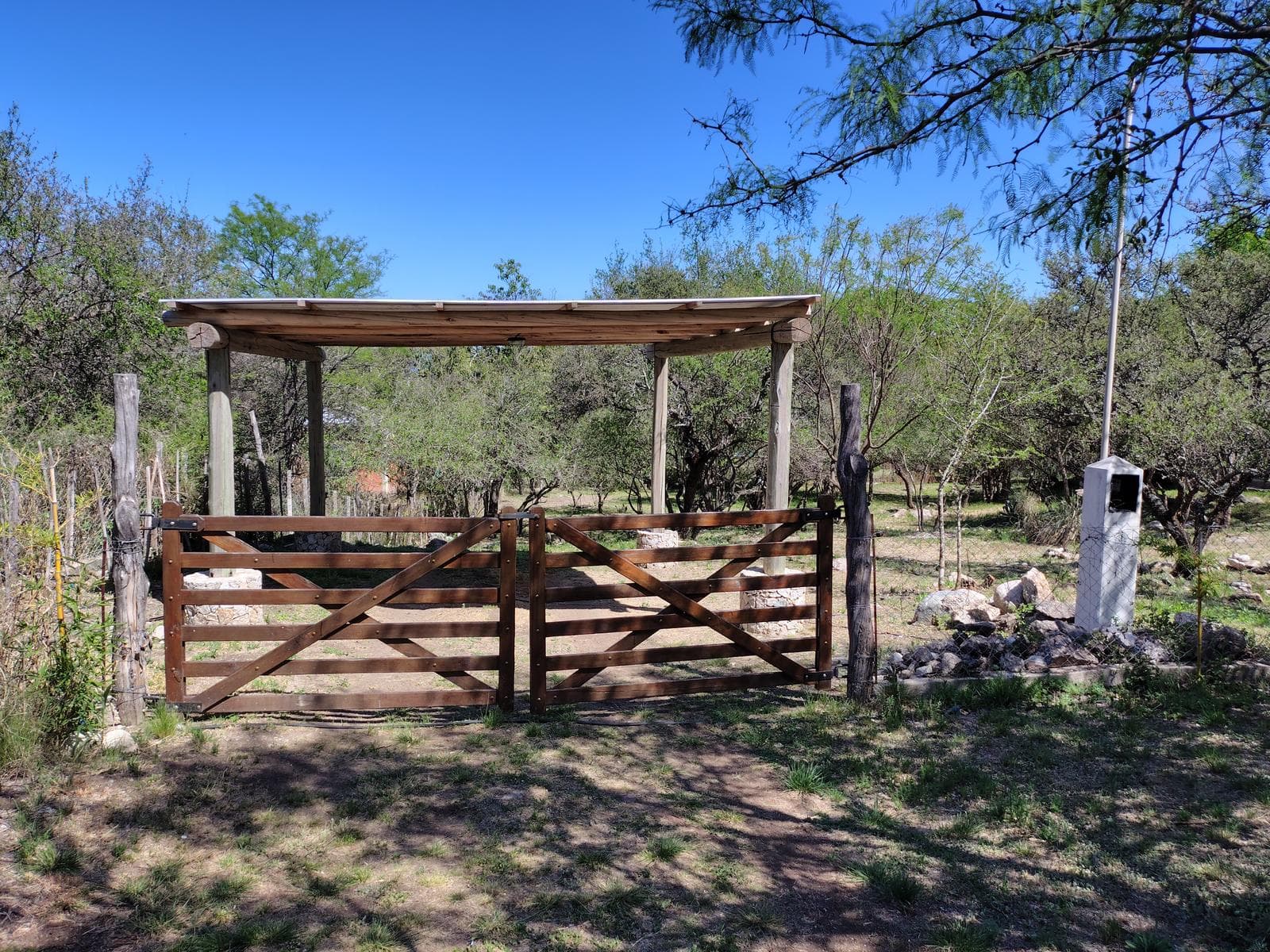 Adobe house in a natural setting, with a spacious porch overlooking the park | Camino al Dique | Villa de Las Rosas