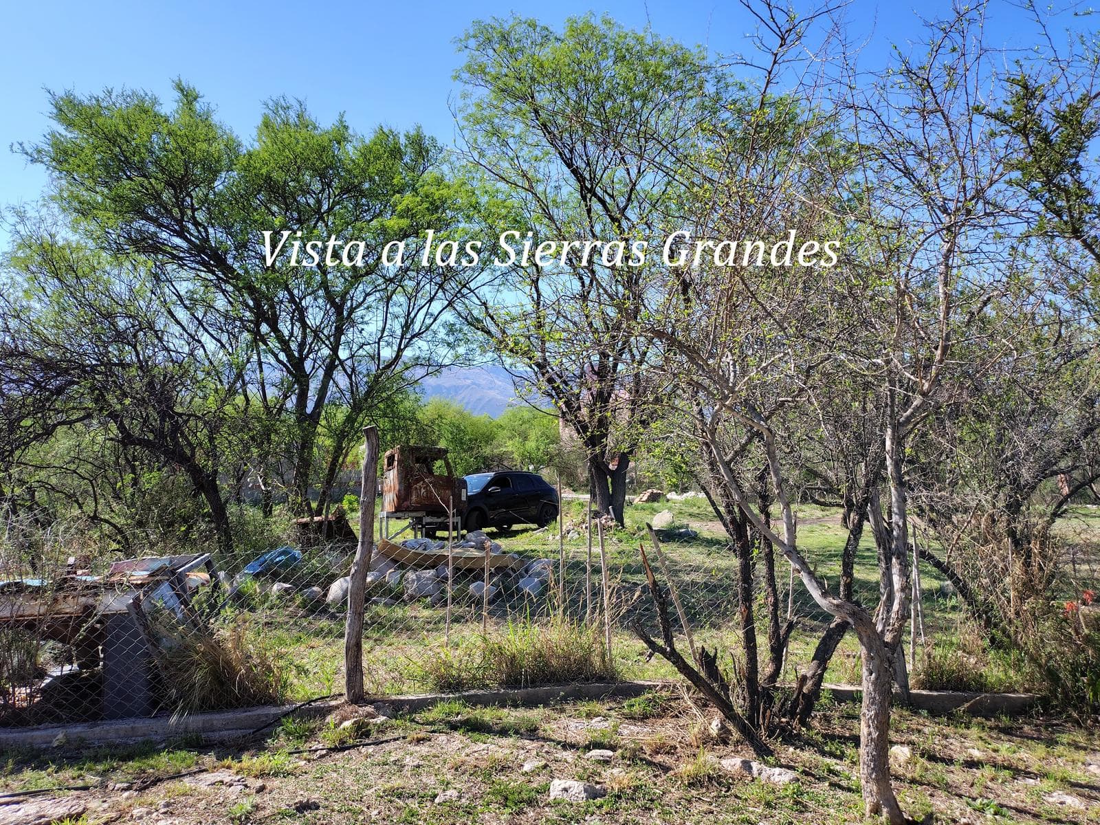 Adobe house in a natural setting, with a spacious porch overlooking the park | Camino al Dique | Villa de Las Rosas