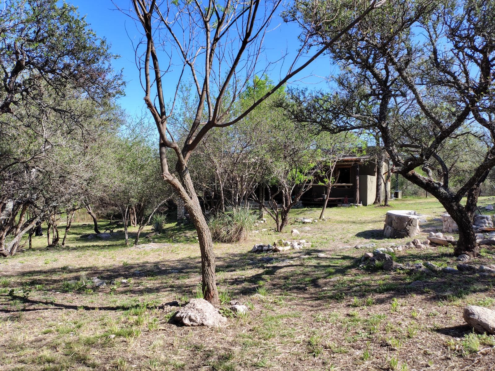 Adobe house in a natural setting, with a spacious porch overlooking the park | Camino al Dique | Villa de Las Rosas