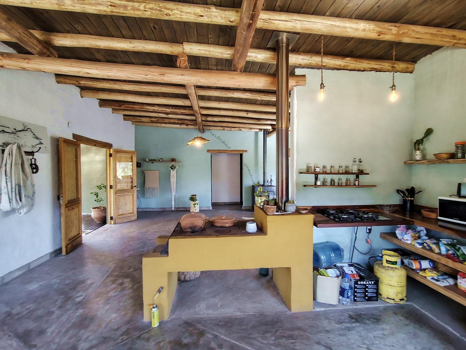 Adobe house in a natural setting, with a spacious porch overlooking the park | Camino al Dique | Villa de Las Rosas