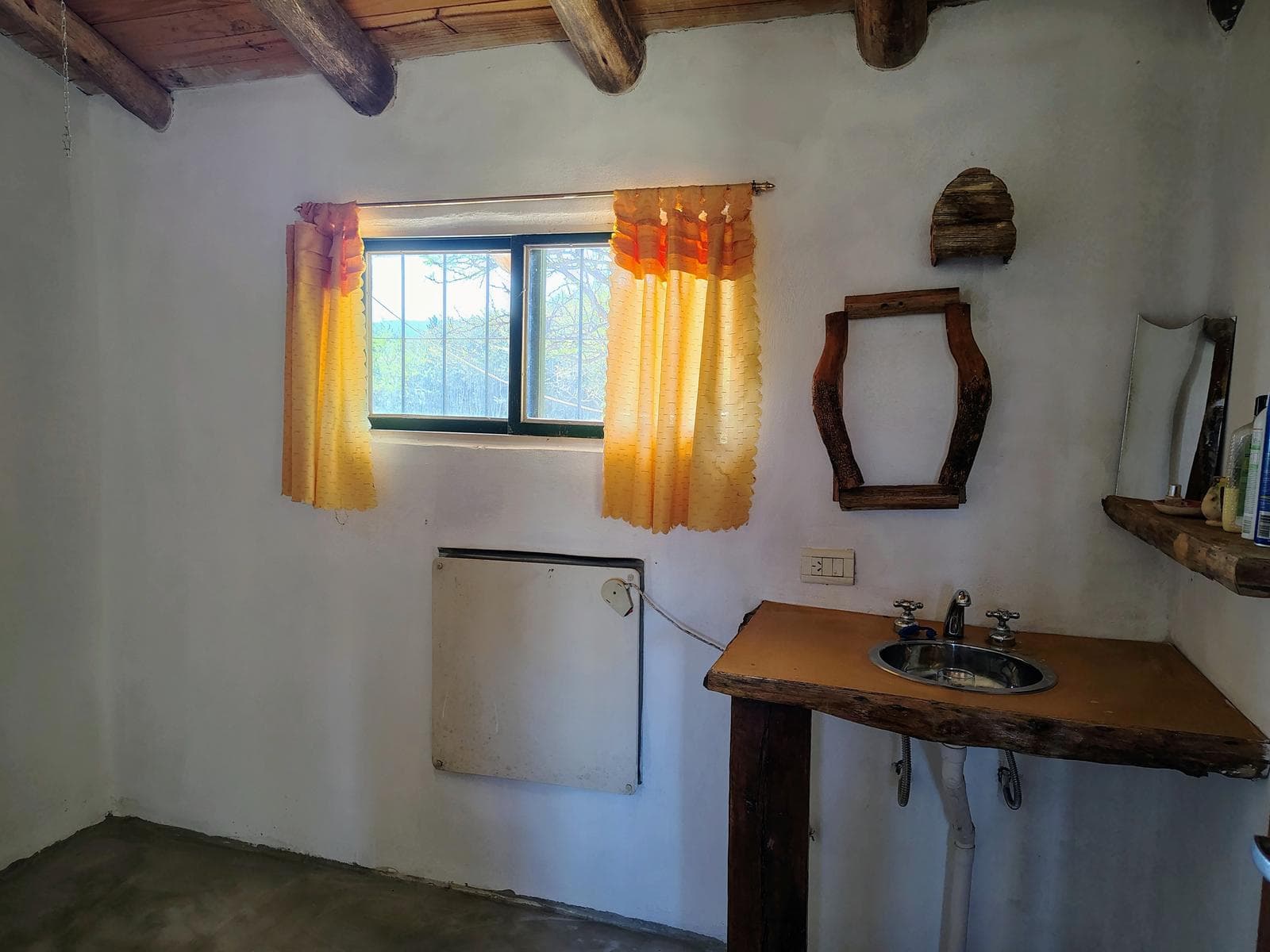 For Sale: 1-bedroom house with great views and potential for renovation. Los Olivares Blvd., Los Hornillos