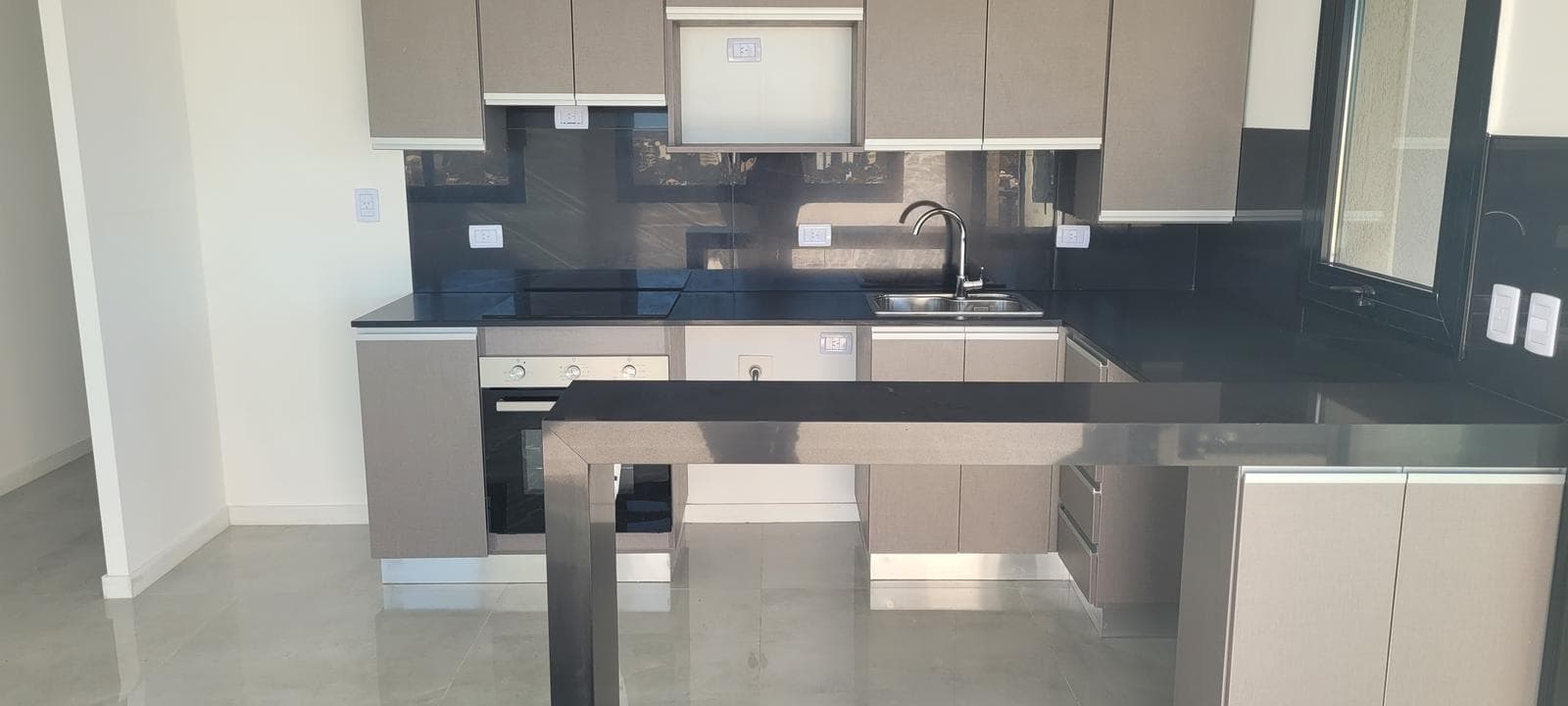 3-Room Apartment with River Views on Brickell Boulevard, Tigre
