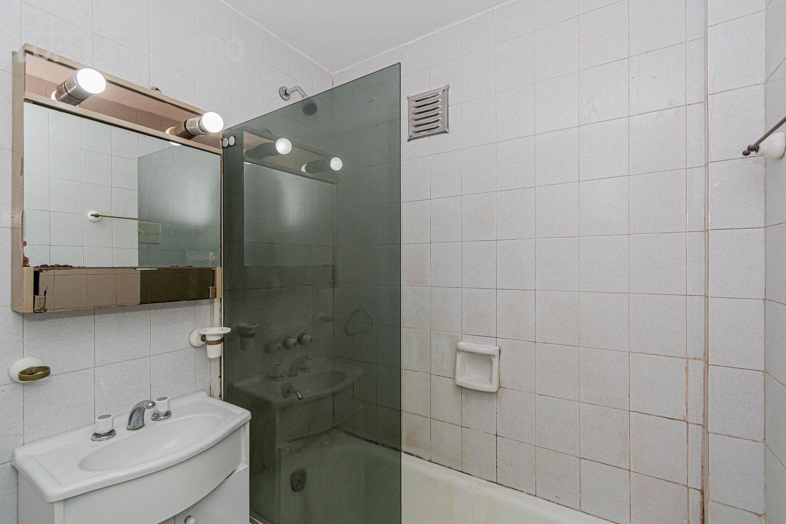 2-room apartment near the shopping center in Villa del Parque. QUALIFIES FOR A LOAN.