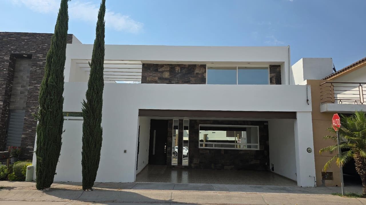 Casa con 4 Recámaras con Baño y Terraza con Roof en Punta del Este