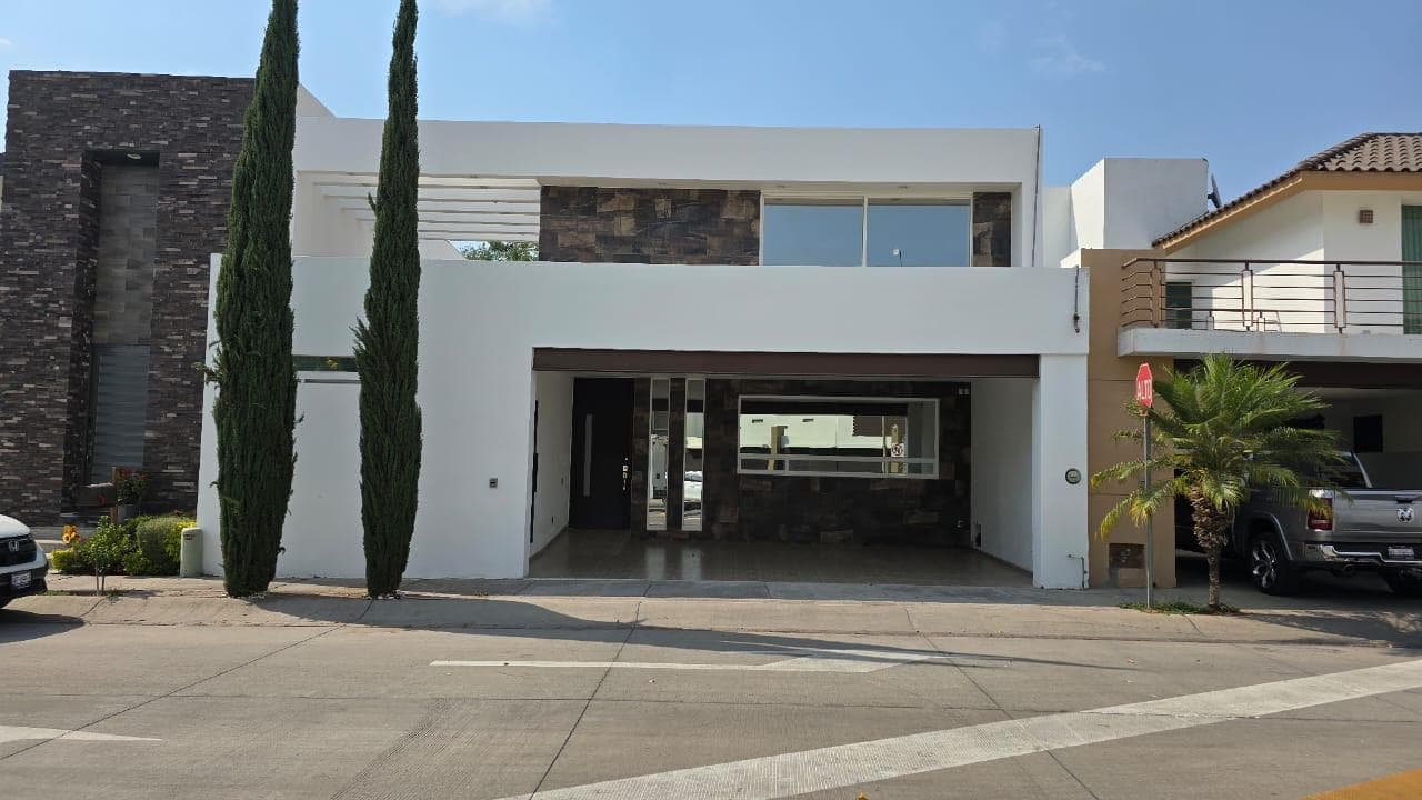 Casa con 4 Recámaras con Baño y Terraza con Roof en Punta del Este
