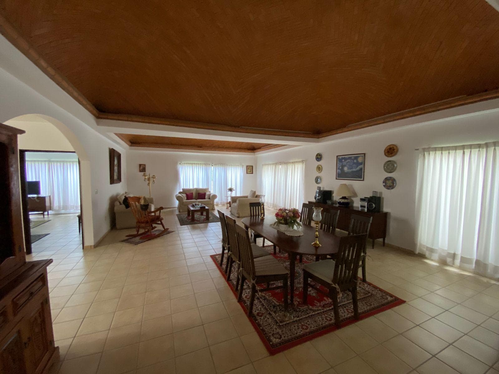 Casa con 4 Recámaras con baño, 2 de ellas en Planta Baja, cochera 4 autos y área social