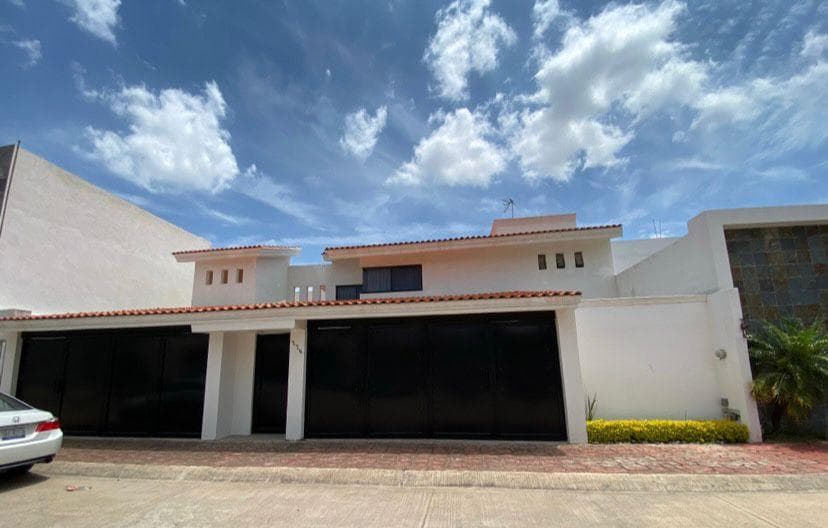 Casa con 4 Recámaras con baño, 2 de ellas en Planta Baja, cochera 4 autos y área social