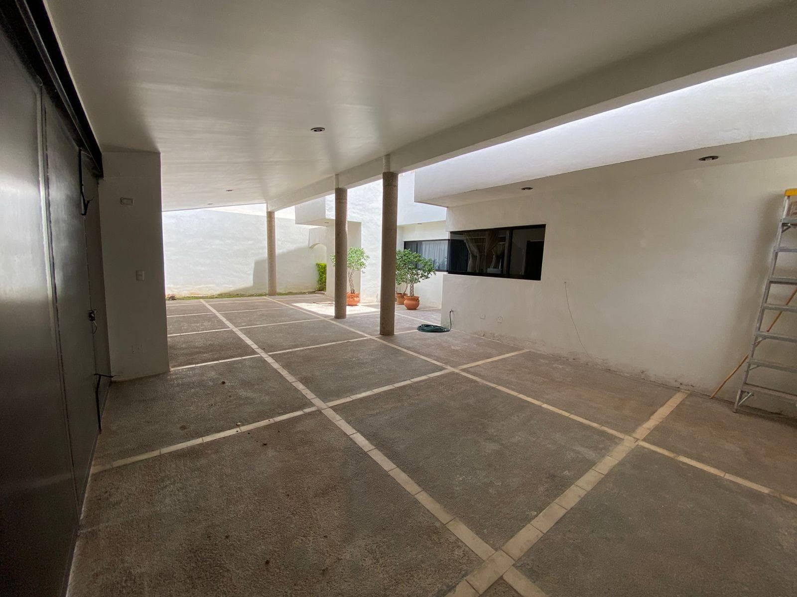 Casa con 4 Recámaras con baño, 2 de ellas en Planta Baja, cochera 4 autos y área social