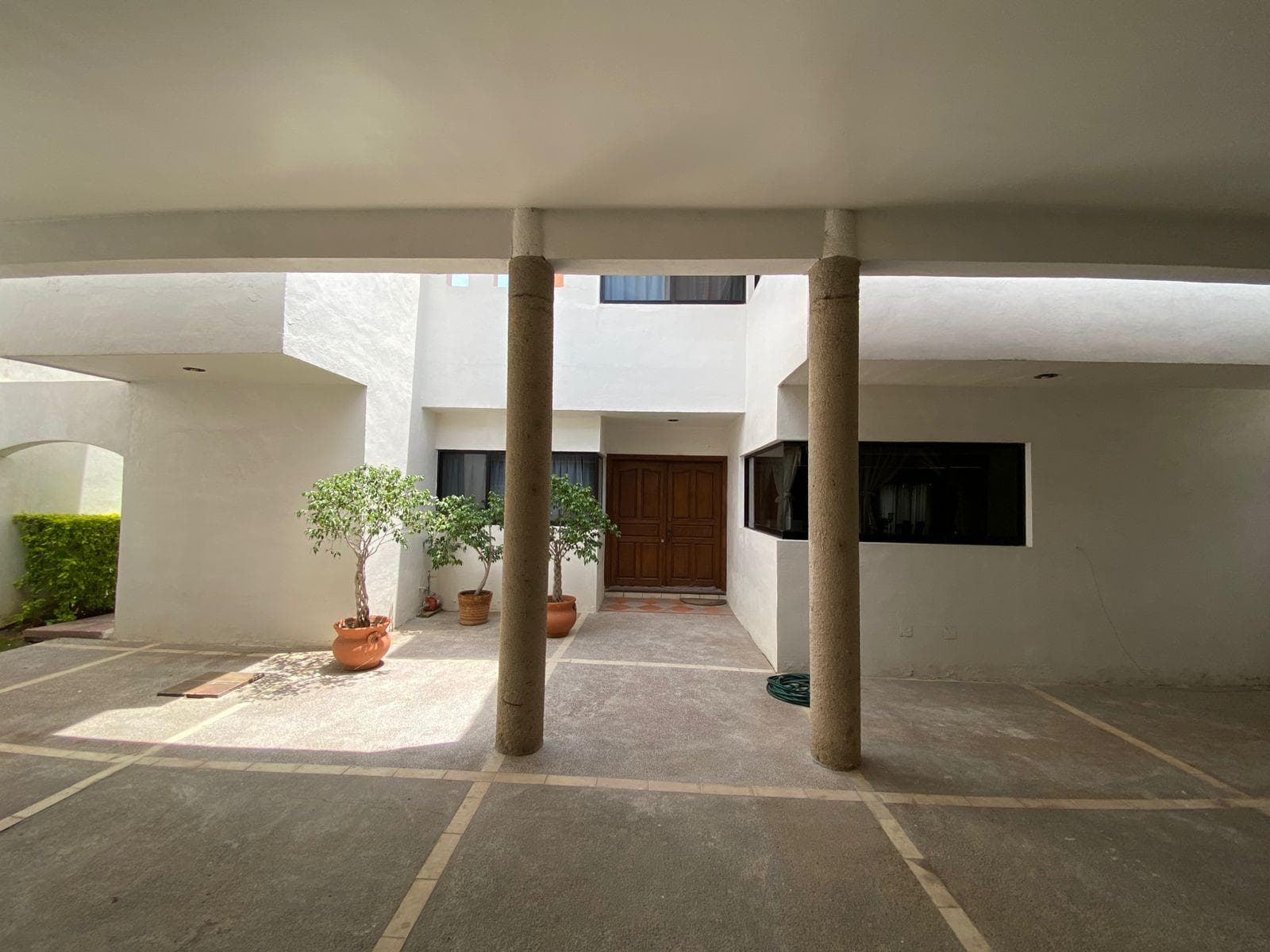 Casa con 4 Recámaras con baño, 2 de ellas en Planta Baja, cochera 4 autos y área social