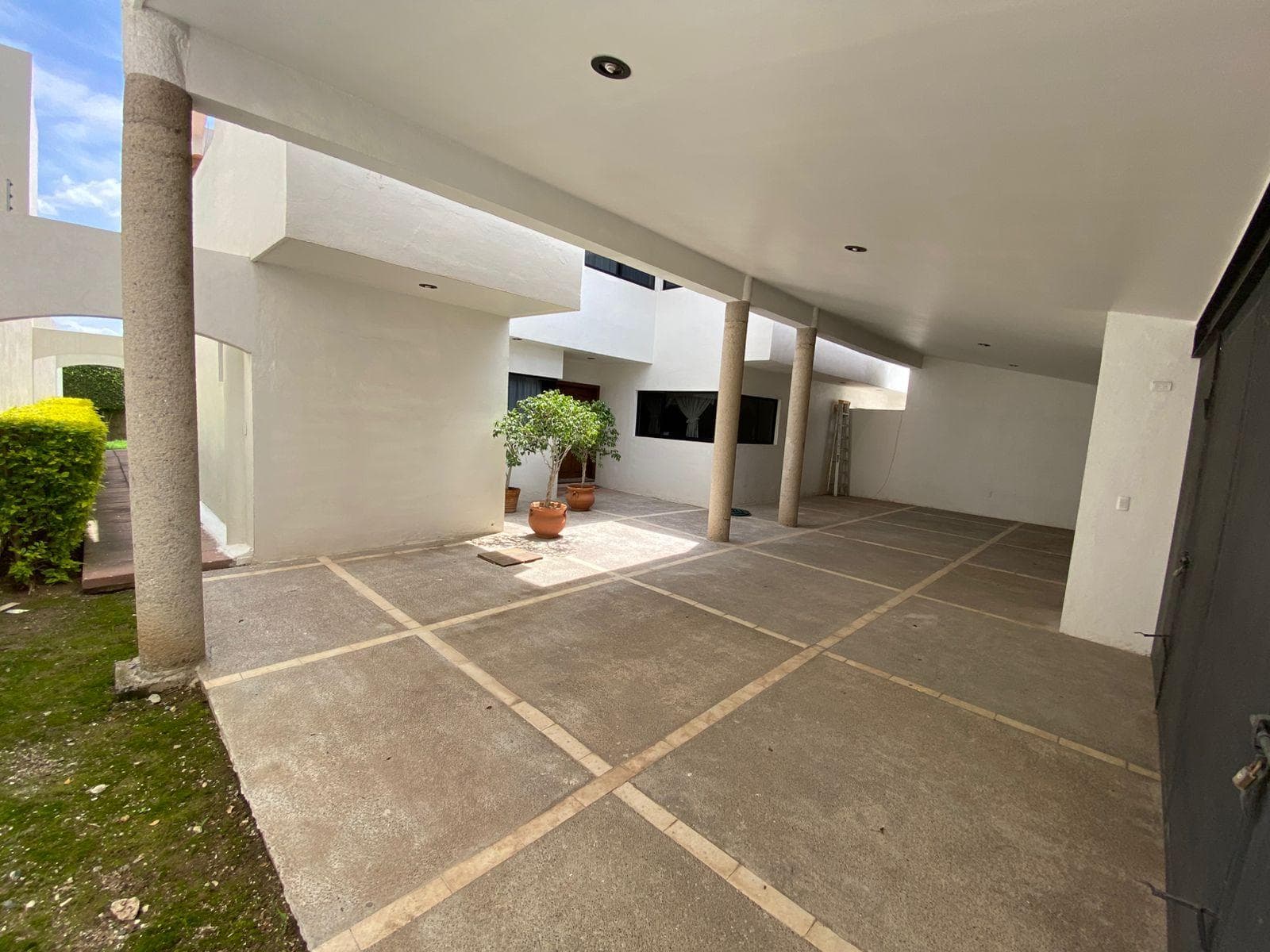 Casa con 4 Recámaras con baño, 2 de ellas en Planta Baja, cochera 4 autos y área social