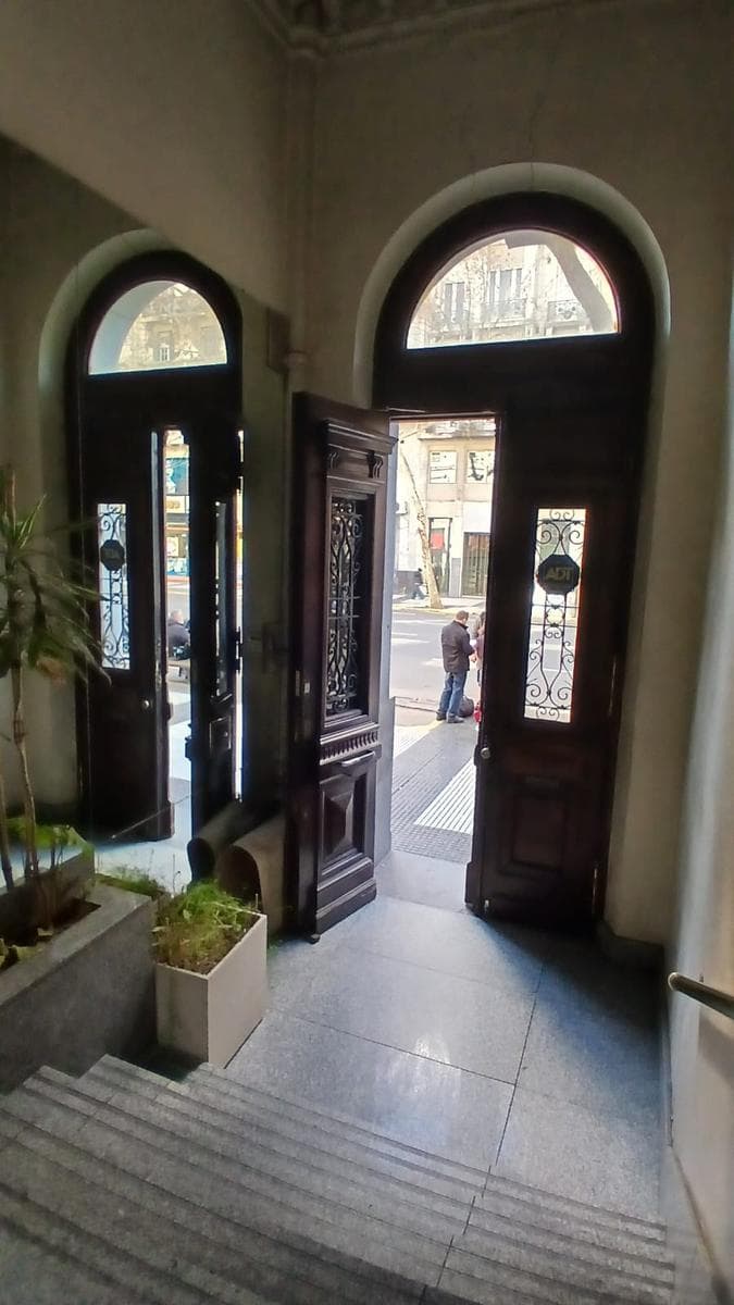 OFFICE FOR SALE IN MONSERRAT, 116.38 M2. INCLUDES A MEETING ROOM AND TERRACE