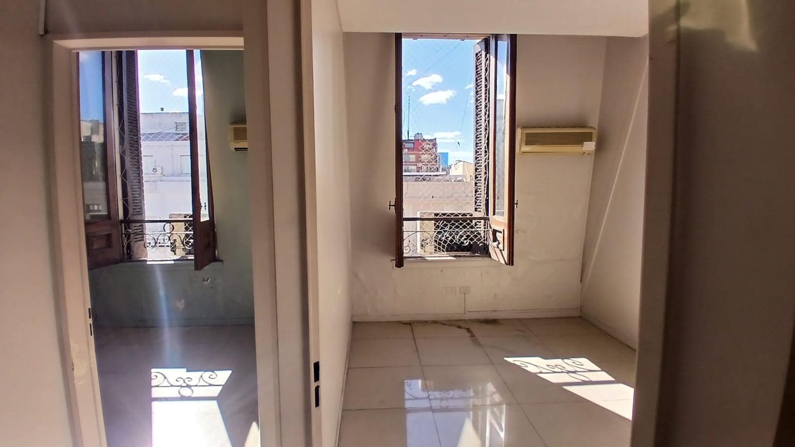 OFFICE FOR SALE IN MONSERRAT, 116.38 M2. INCLUDES A MEETING ROOM AND TERRACE