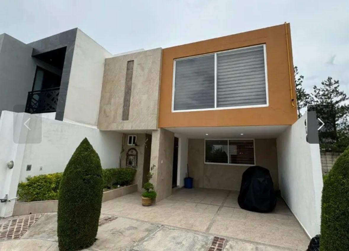 Casa con 3 Recámaras con baño, cuarto de servicio y cochera 2 autos en Santa Lucia