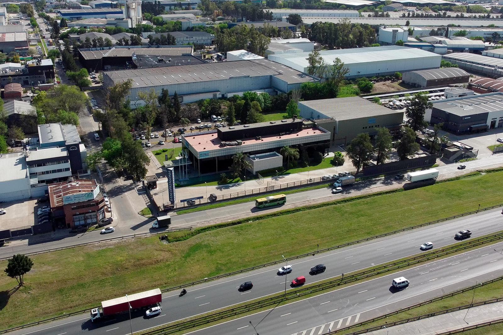 CORPORATE OFFICE ON PANAMERICANA AND HENRY FORD—FOR RENT