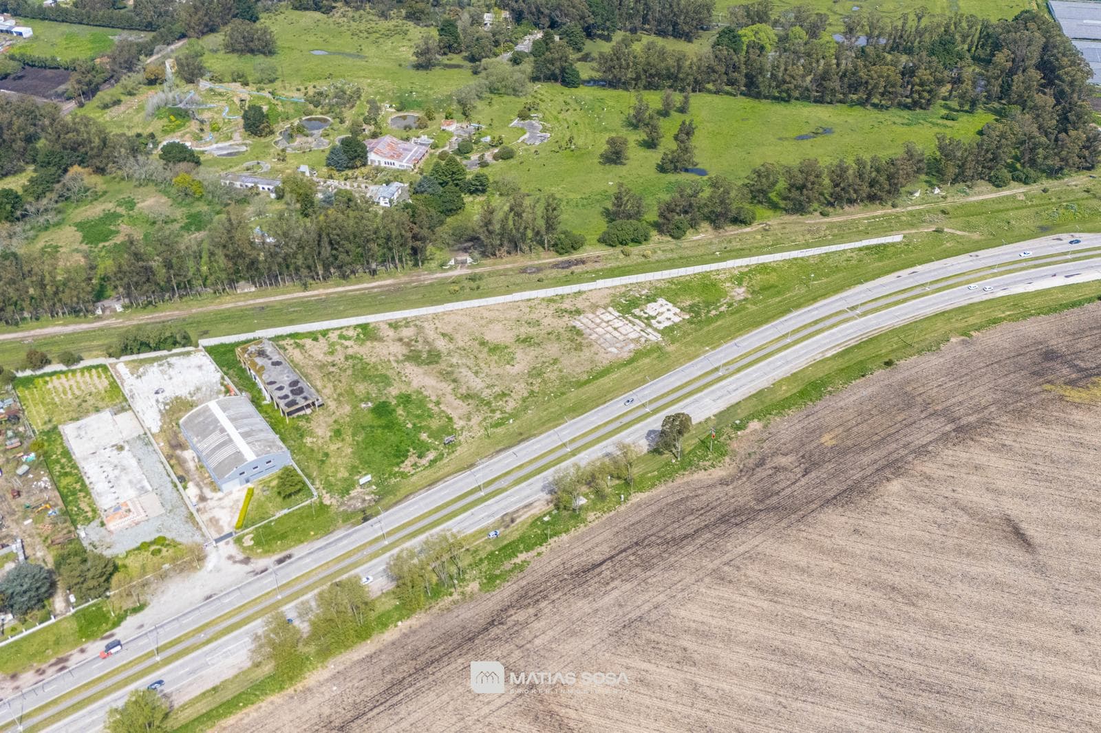 Large 7,685-square-meter Lot - Strategic Location - 164-meter Frontage on Route 88