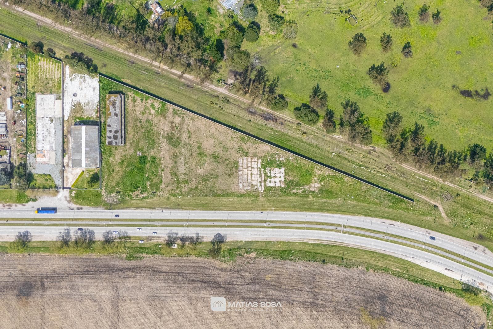 Large 7,685-square-meter Lot - Strategic Location - 164-meter Frontage on Route 88