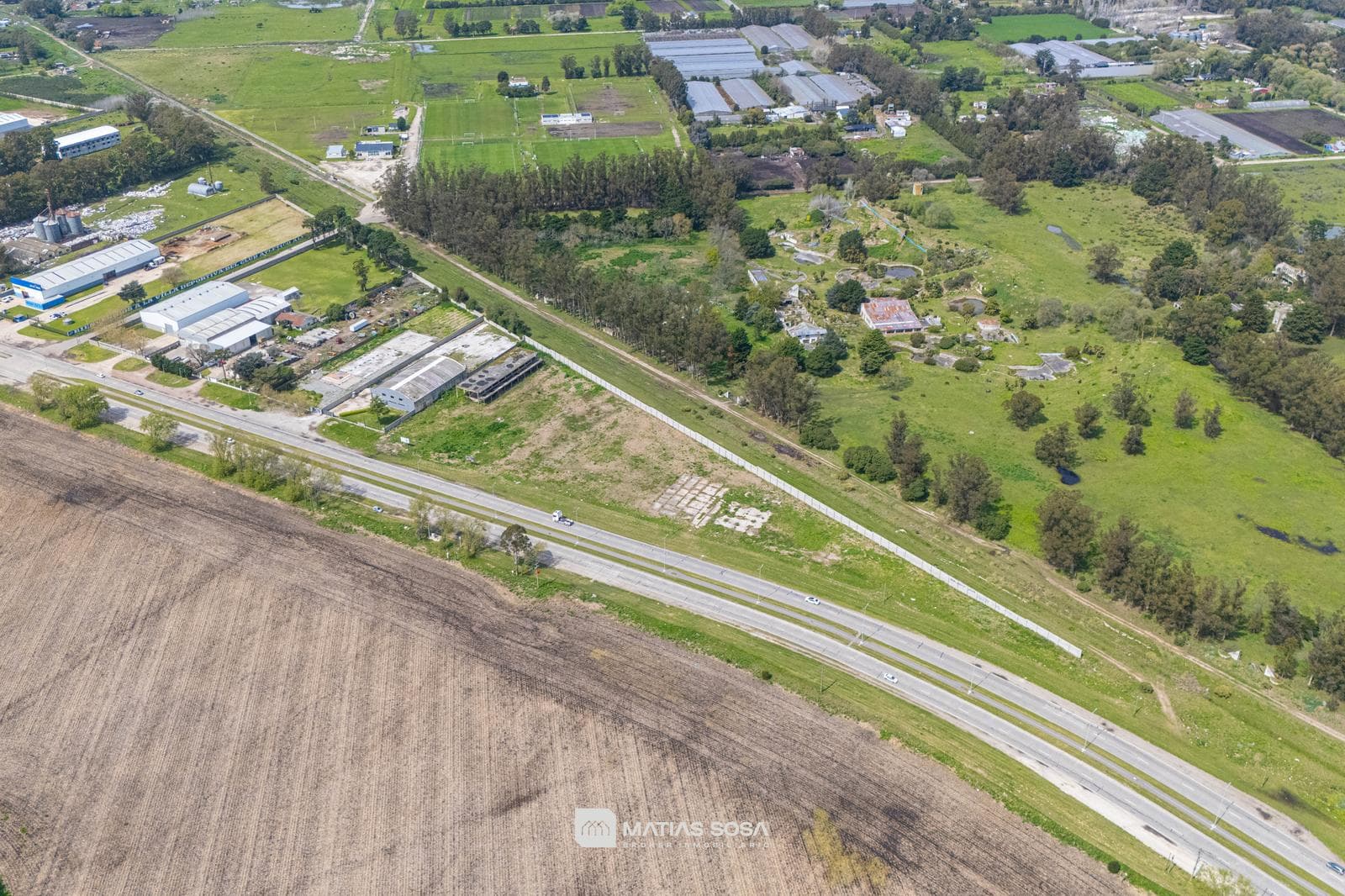 Large 7,685-square-meter Lot - Strategic Location - 164-meter Frontage on Route 88
