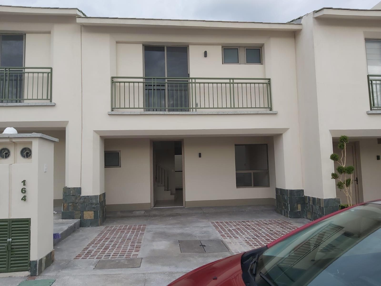 Casa con 3 Recámaras, Paneles Solares y Amenidades con Alberca en Lyrata