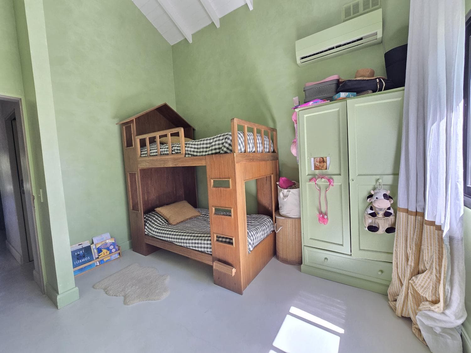 House in Las Liebres, 3 bedrooms, with a yard and pool, available for short-term rent