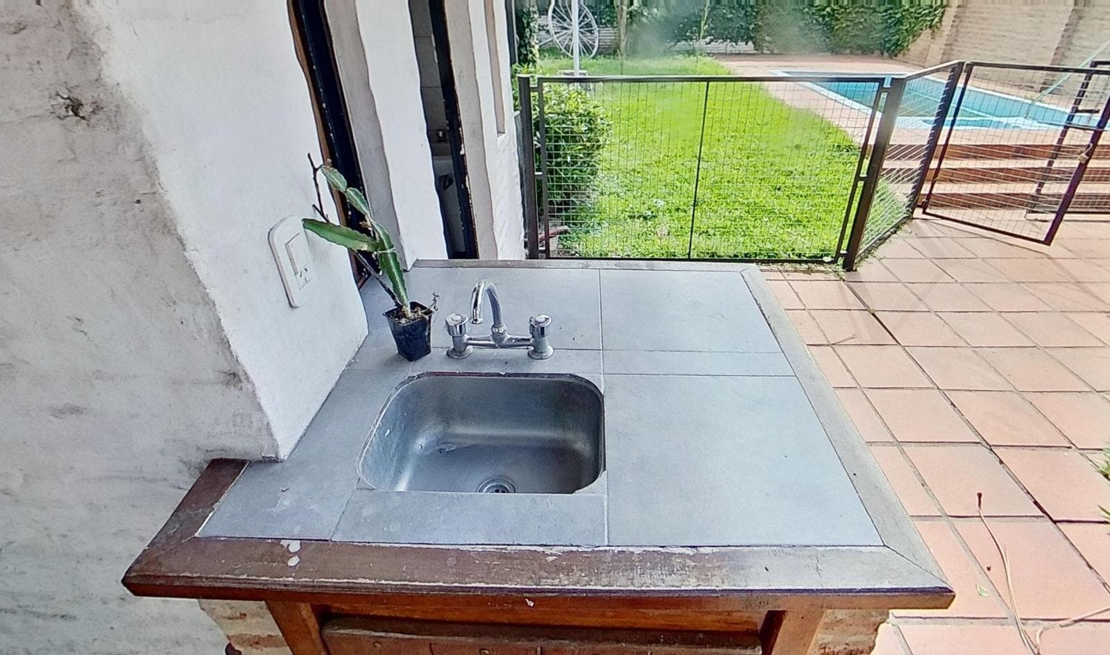 For sale: house with 4 bedrooms and a pool in Burzaco, financing available.