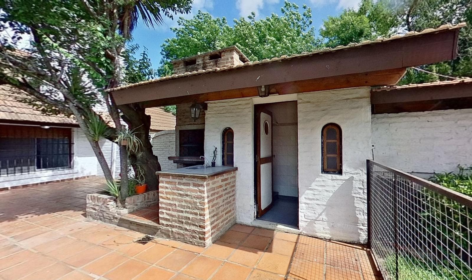 For sale: house with 4 bedrooms and a pool in Burzaco, financing available.