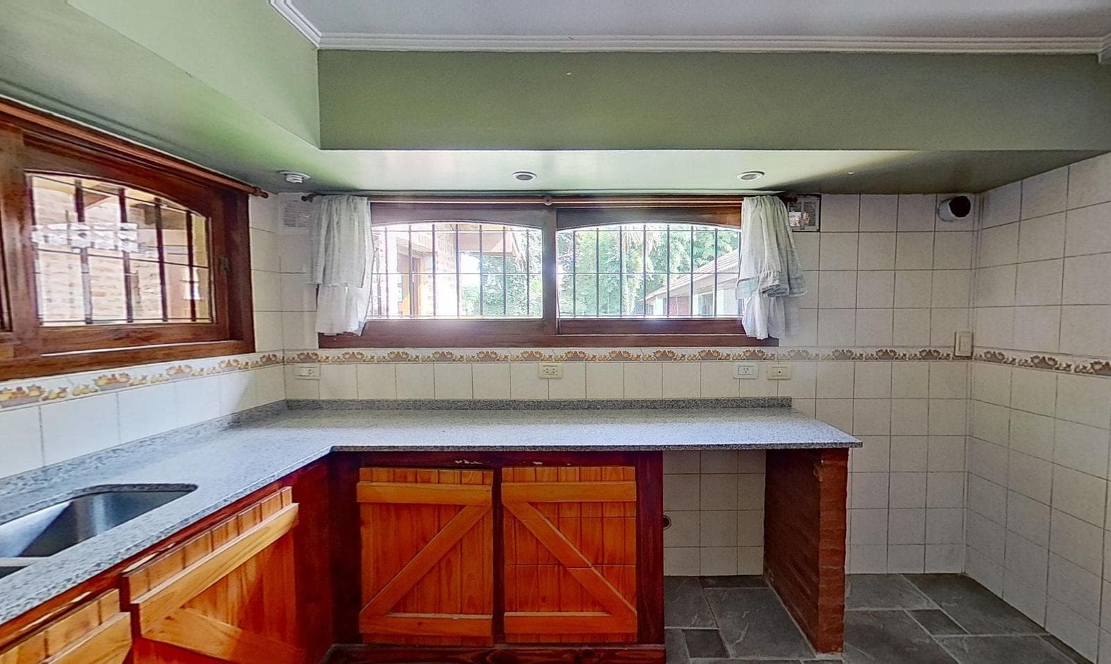 For sale: house with 4 bedrooms and a pool in Burzaco, financing available.
