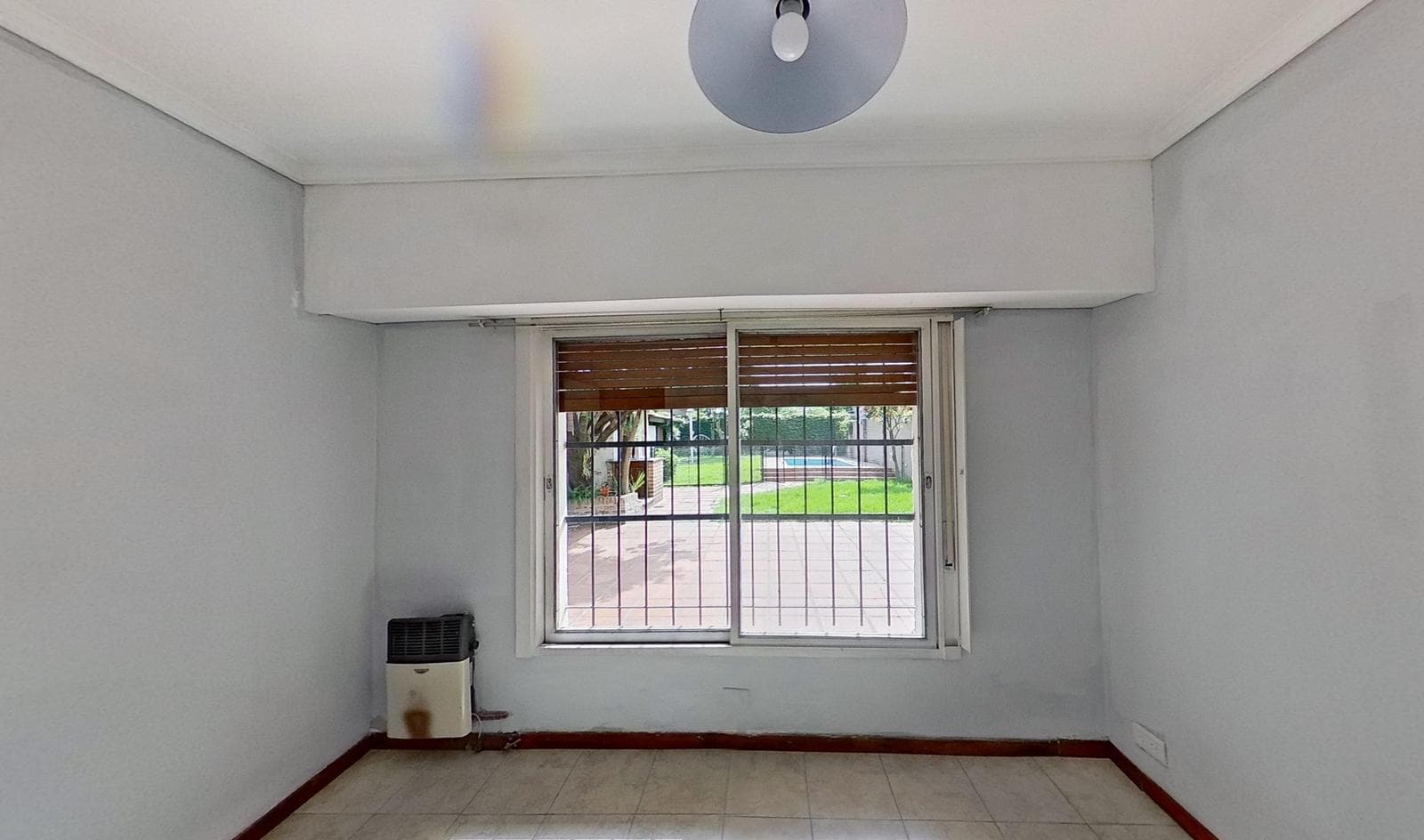 For sale: house with 4 bedrooms and a pool in Burzaco, financing available.