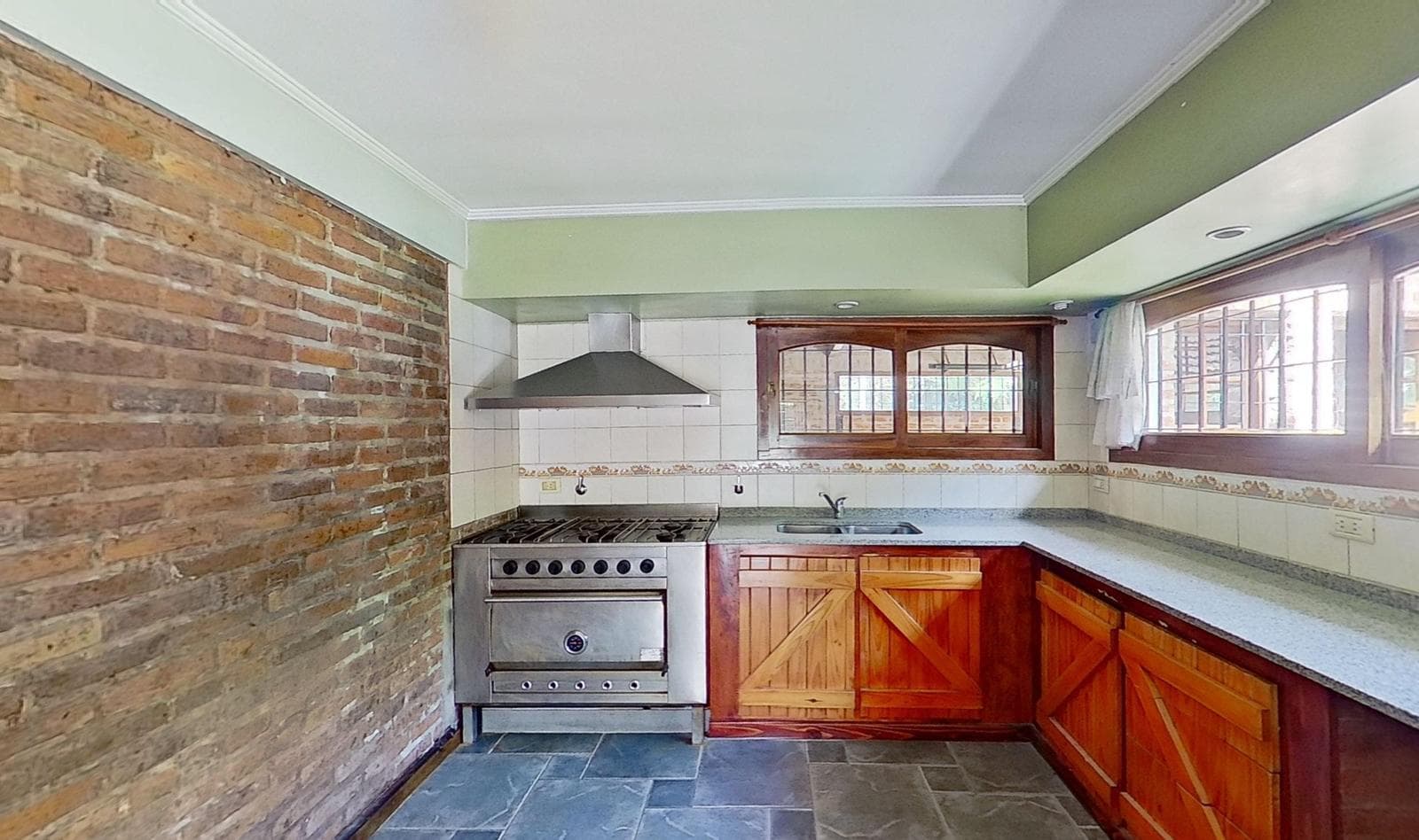 For sale: house with 4 bedrooms and a pool in Burzaco, financing available.