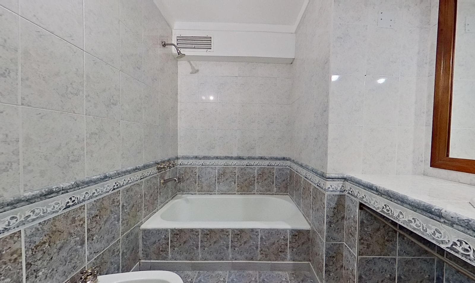 For sale: house with 4 bedrooms and a pool in Burzaco, financing available.